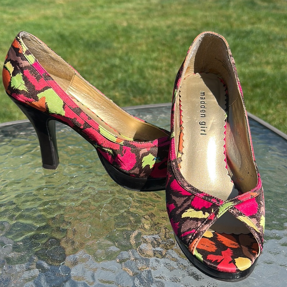 Madden Girl Lynnette satin peep toe heels size 7